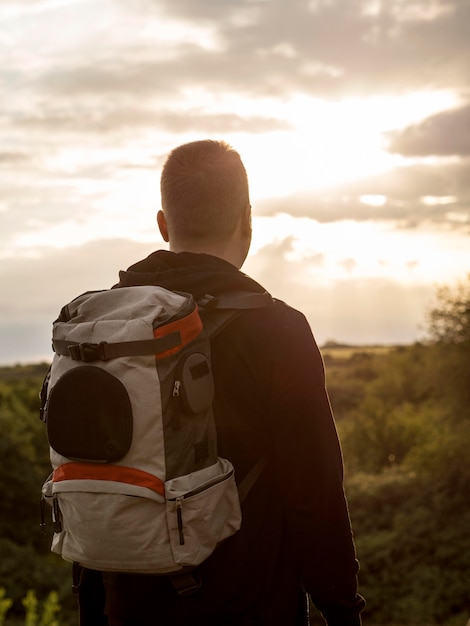 Foto gratuita retrato hombre viajando