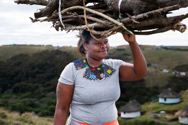 Retrato de un indígena que muestra la vida cotidiana