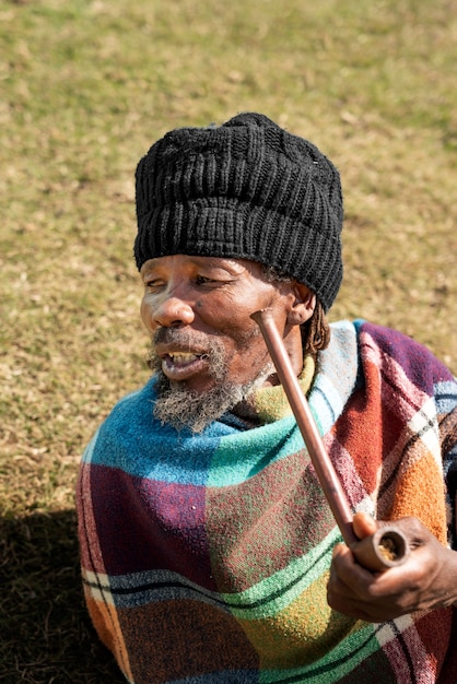 Retrato de un indígena que muestra la vida cotidiana