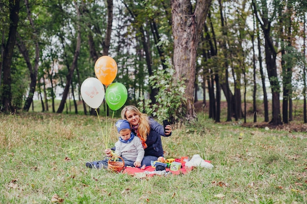 Foto gratuita retrato infancia árboles verde al aire libre