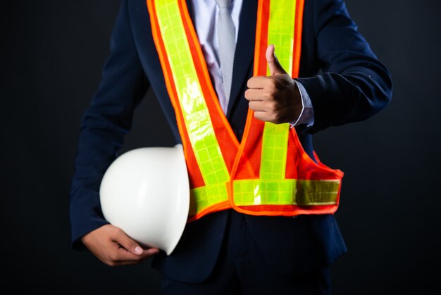 Retrato de un ingeniero joven alegre del emplazamiento de la obra del hombre de negocios, cierre para arriba.