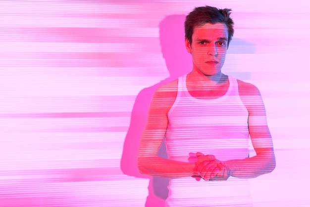 Foto gratuita retrato interior de hombre guapo en estilo vaporwave