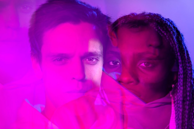 Foto gratuita retrato interior de hombre y mujer en estilo vaporwave