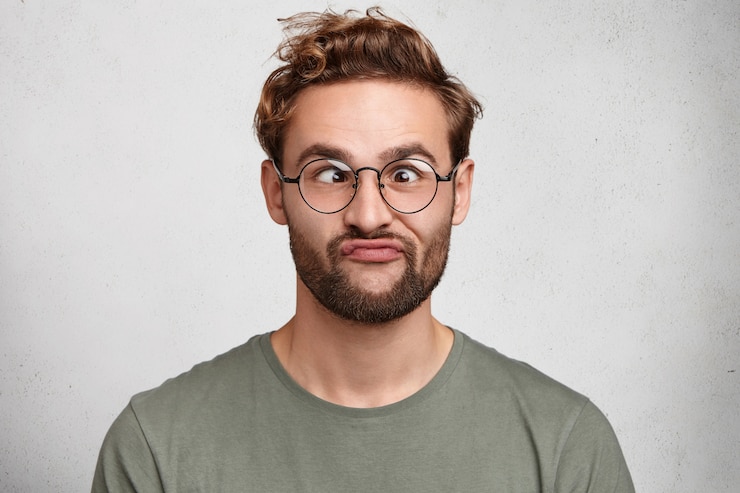 Foto gratuito retrato interior de joven barbudo con peinado de moda