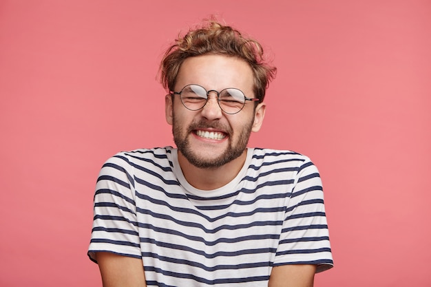 Foto gratuita retrato interior de joven barbudo con peinado de moda