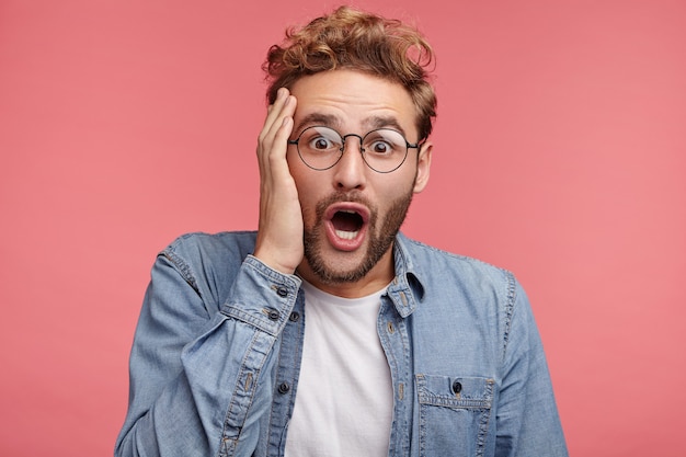 Foto gratuita retrato interior de joven barbudo con peinado de moda