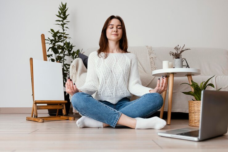 Foto gratuito retrato interior meditando mujer