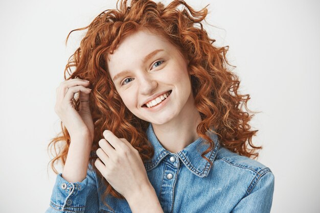 Retrato de jengibre chica alegre sonriendo.