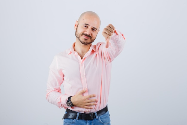 Foto gratuita retrato, de, joven, actuación, pulgar abajo