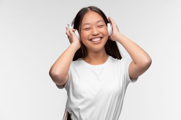 Retrato de joven adolescente con auriculares escuchando música