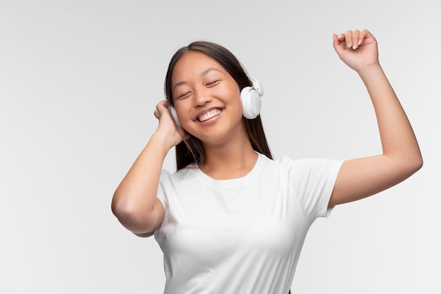 Retrato de joven adolescente con auriculares escuchando música