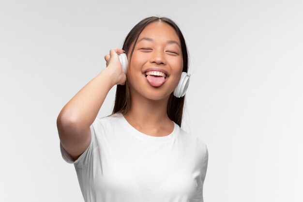 Retrato de joven adolescente con auriculares escuchando música