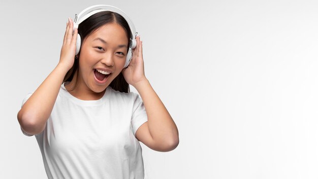 Retrato de joven adolescente con auriculares escuchando música