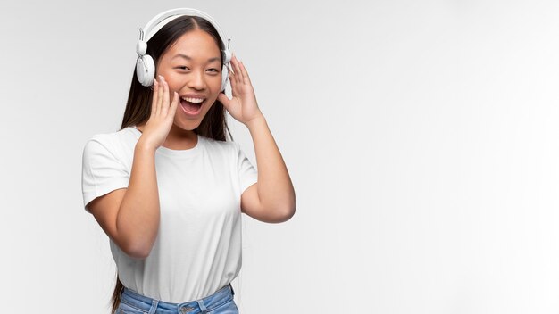 Retrato de joven adolescente con auriculares escuchando música