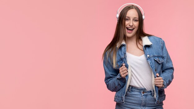 Retrato de joven adolescente con auriculares