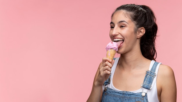 Retrato de joven adolescente comiendo un helado