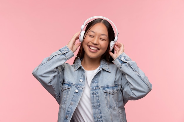 Retrato de joven adolescente escuchando música con sus auriculares