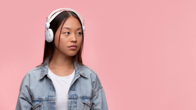 Retrato de joven adolescente escuchando música con sus auriculares