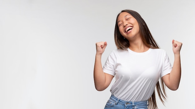 Retrato de joven adolescente feliz