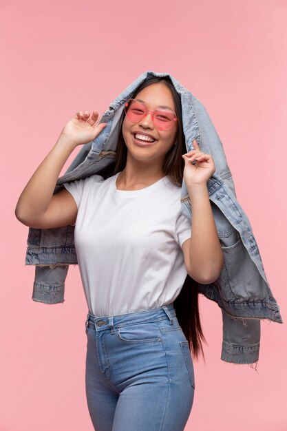 Retrato de joven adolescente con gafas de sol y chaqueta de jean