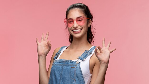 Retrato de joven adolescente con gafas de sol