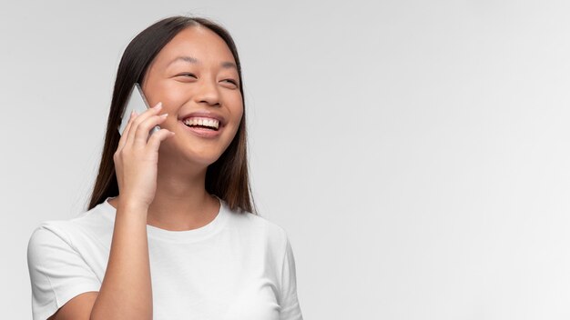 Retrato de joven adolescente hablando por teléfono