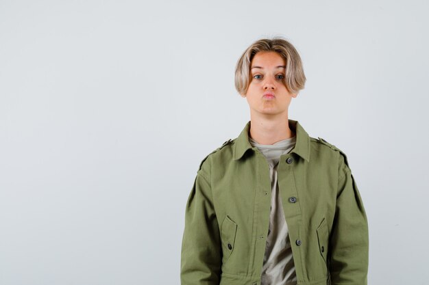 Retrato de joven adolescente manteniendo los labios doblados en camiseta