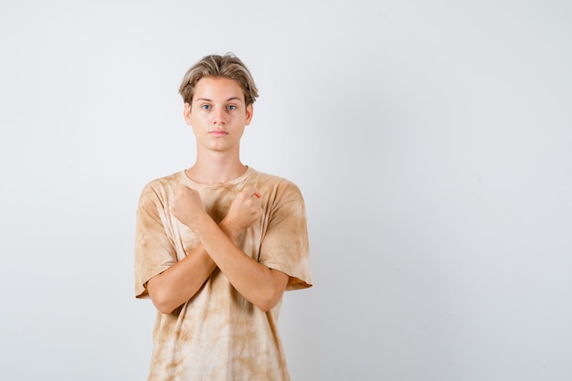 Retrato de joven adolescente mostrando gesto de protesta en camiseta y mirando seriamente vista frontal