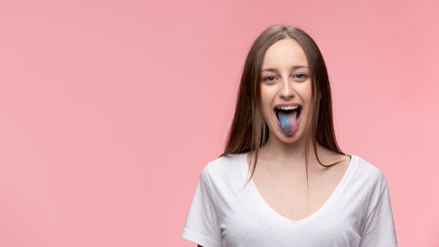 Retrato de joven adolescente mostrando su lengua azul