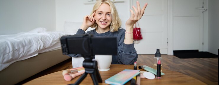 Foto gratuito retrato de una joven adolescente en su habitación grabando un video de estilo de vida diario de vlog para las redes sociales
