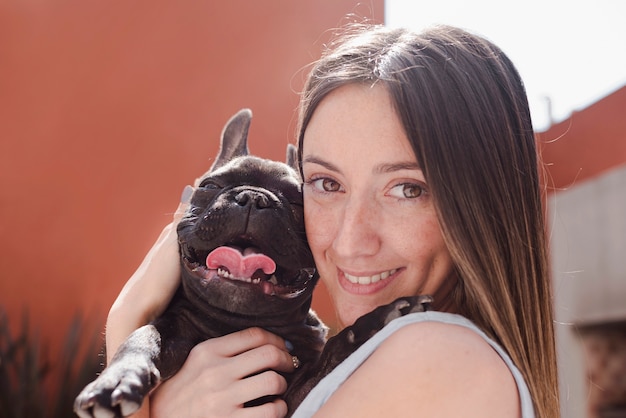 Retrato de joven adorable y su perrito