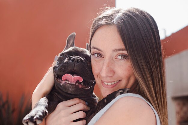 Retrato de joven adorable y su perrito