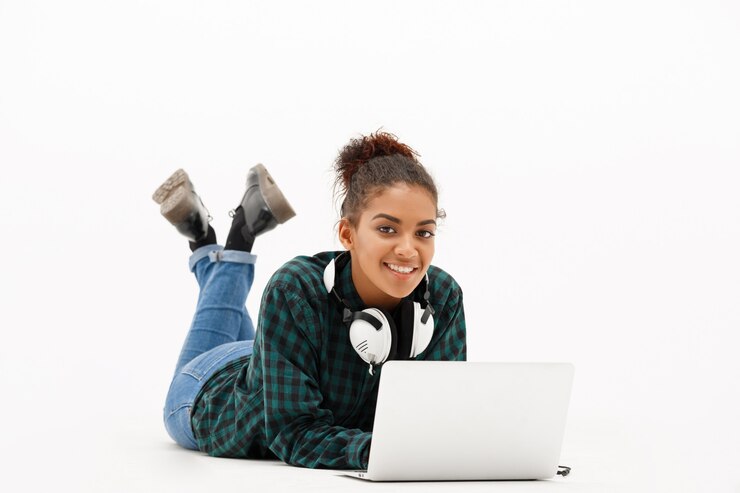 Foto gratuito retrato de una joven africana con una computadora portátil en blanco