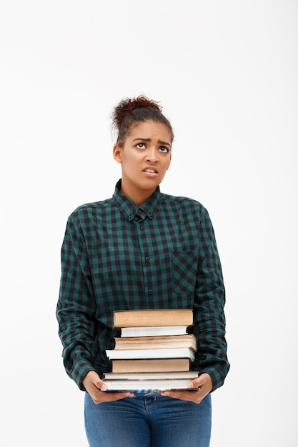 Retrato de joven africana con libros en blanco.