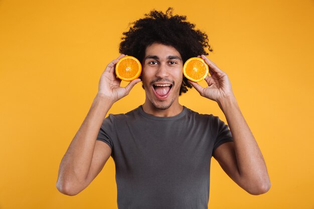 Retrato de un joven africano alegre