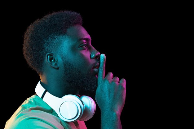 Retrato de joven africano con auriculares