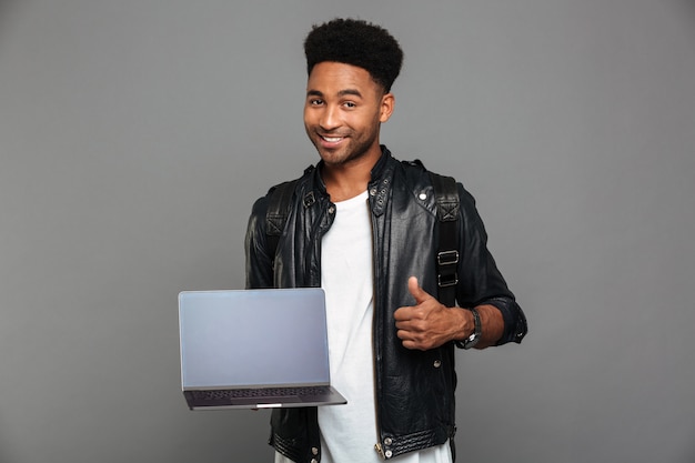 Retrato de un joven africano feliz en la chaqueta de cuero