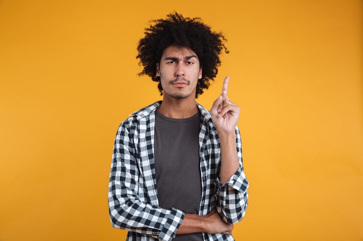 Foto gratuito retrato de un joven africano inteligente