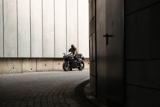 Foto gratuita retrato de un joven africano montando moto