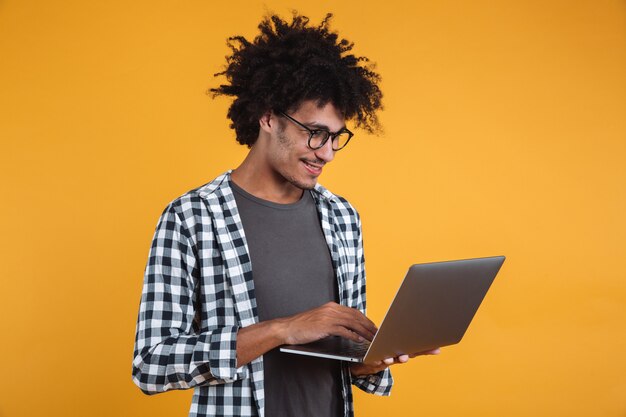 Retrato de un joven africano sonriente en anteojos