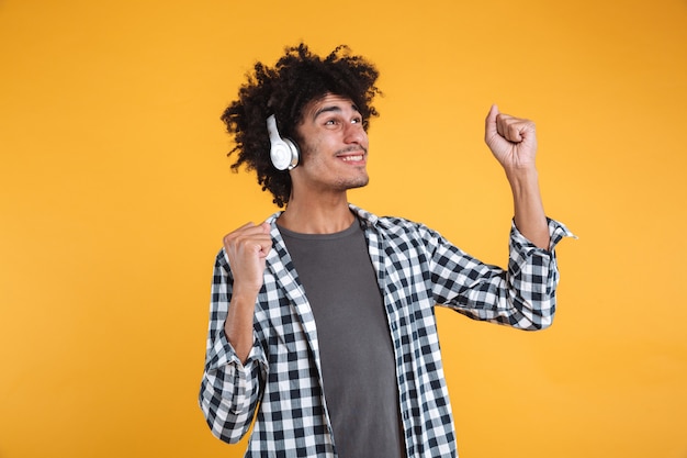 Retrato de joven africano sonriente