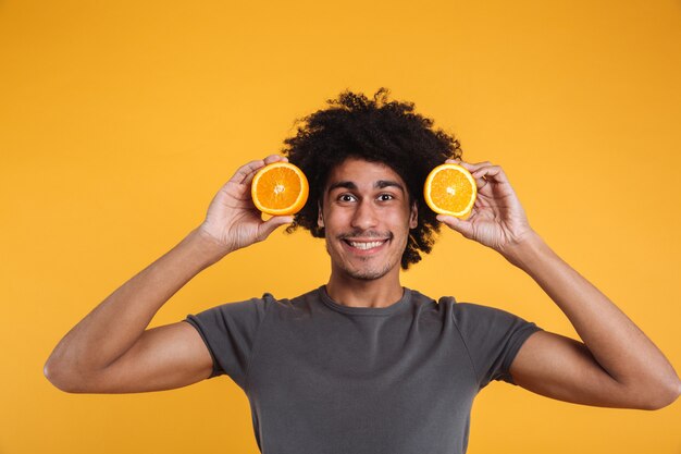 Retrato de joven africano sonriente