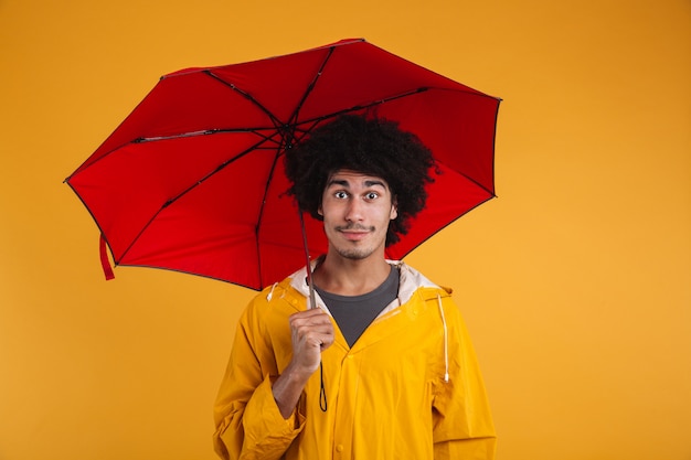 Retrato de joven africano sonriente