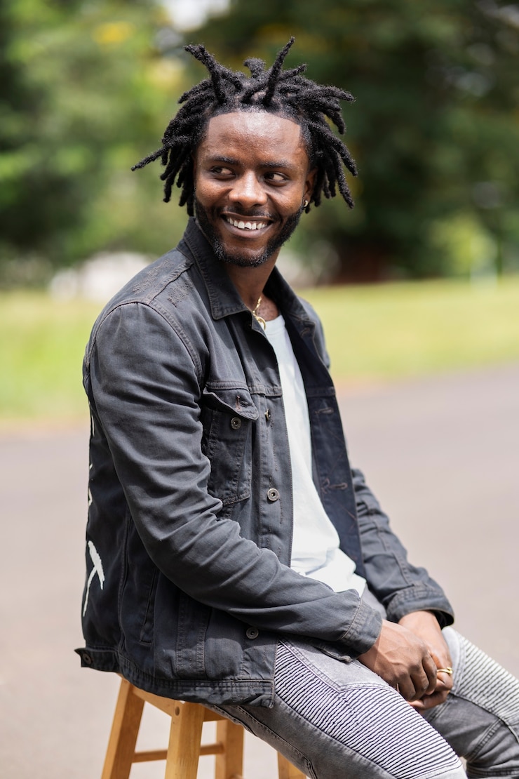 Foto gratuito retrato, de, joven, con, afro, rastas, y, chaqueta