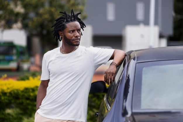 retrato, de, joven, con, afro, rastas, posar, al lado de, coche