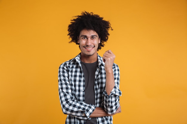 Retrato de un joven afroamericano alegre