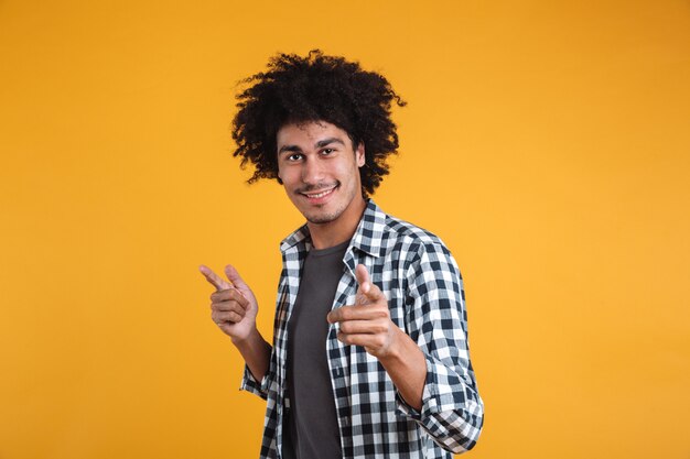 Retrato de un joven afroamericano feliz