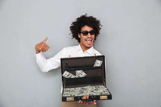 Foto gratuita retrato de un joven afroamericano feliz