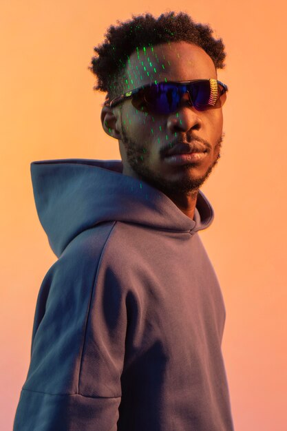 Retrato joven afroamericano con gafas de sol