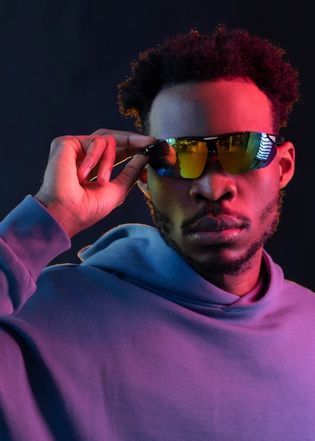 Foto gratuita retrato joven afroamericano con gafas de sol